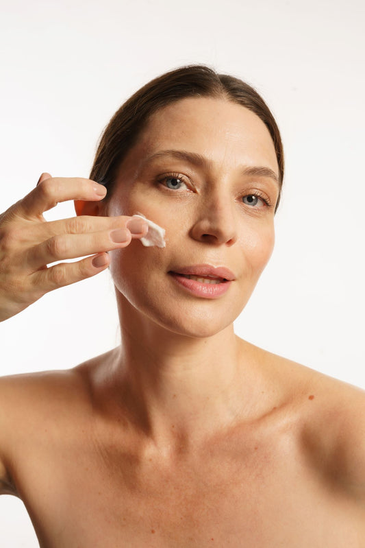 Testado dermatologicamente promove hidratação profunda na pele. Potencia formação de colagénio