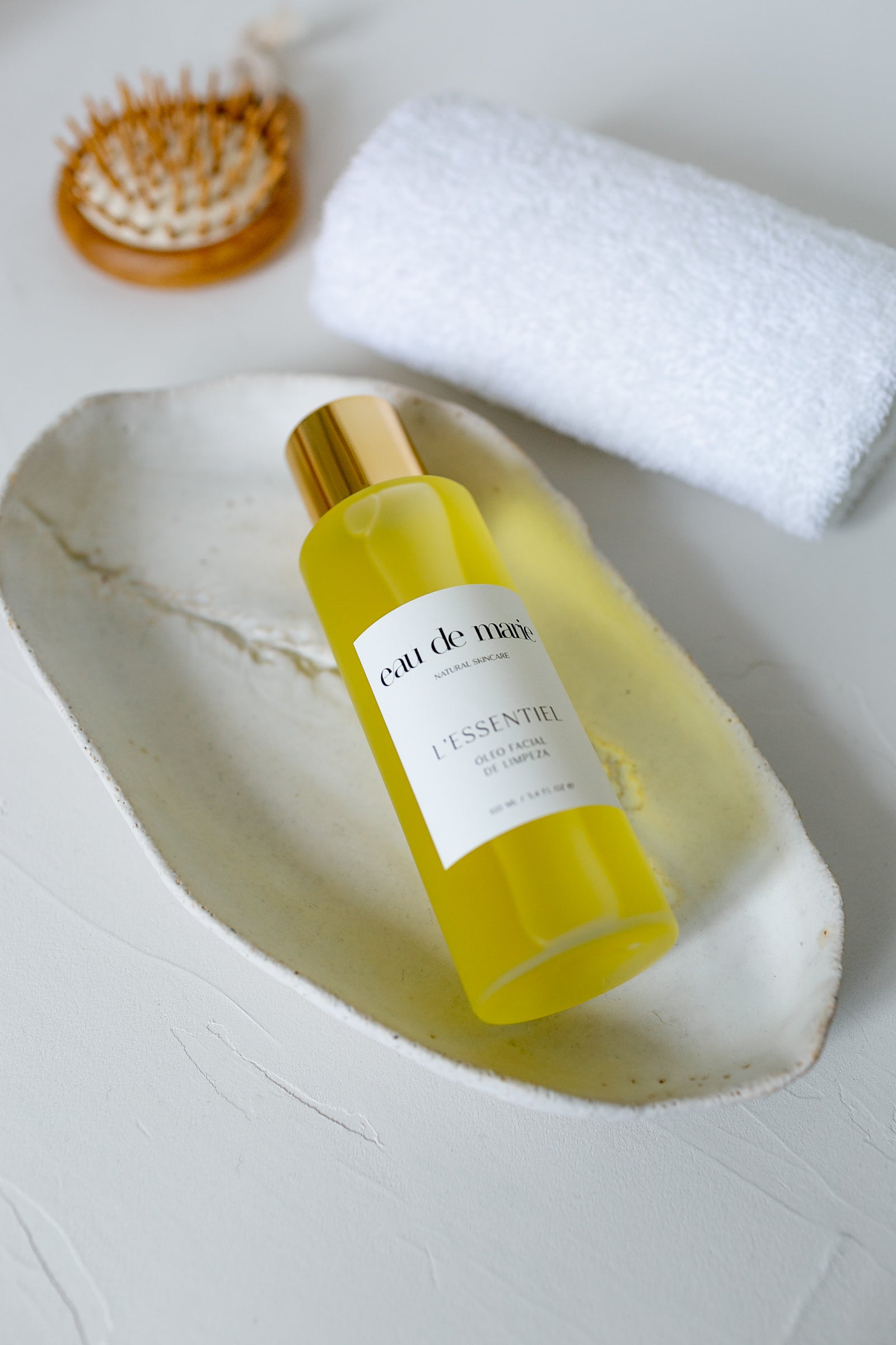 Livre de fragrâncias e óleos essenciais, remove sujidade e maquilhagem à prova de água, mesmo nos seus olhos. Óleo de massagem facial